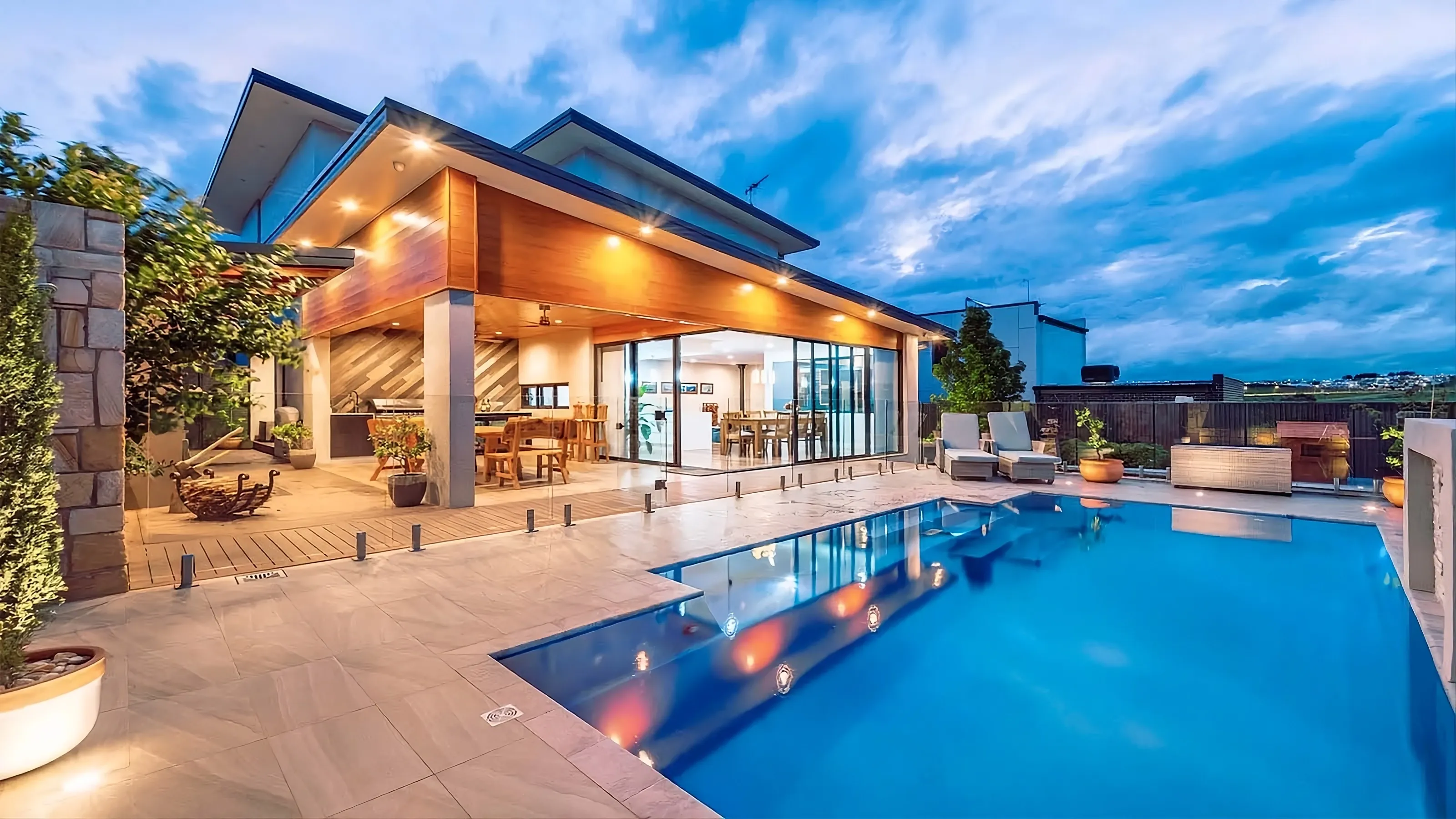Fiberglass swimming pool